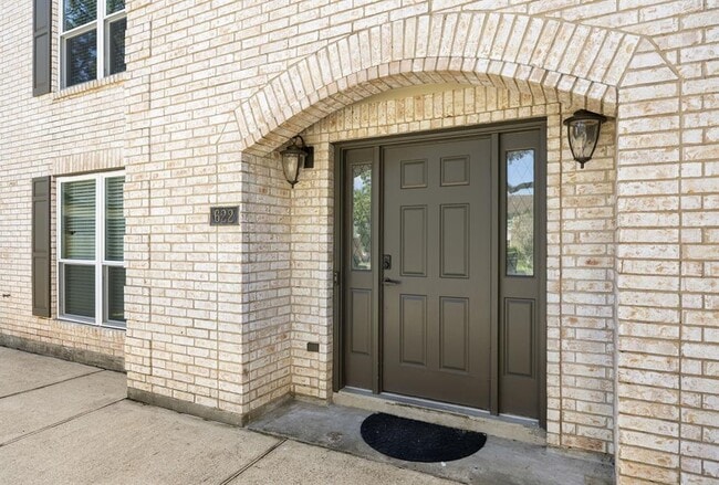 Building Photo - 622 Hawthorn Pl
