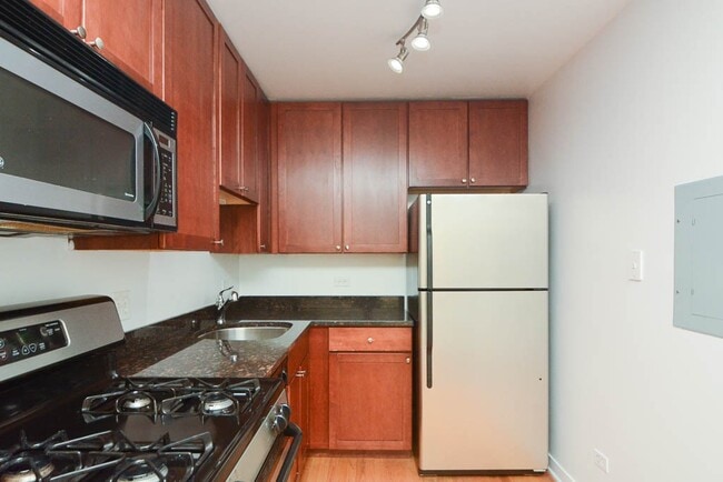Building Photo - 628 W Wrightwood Ave