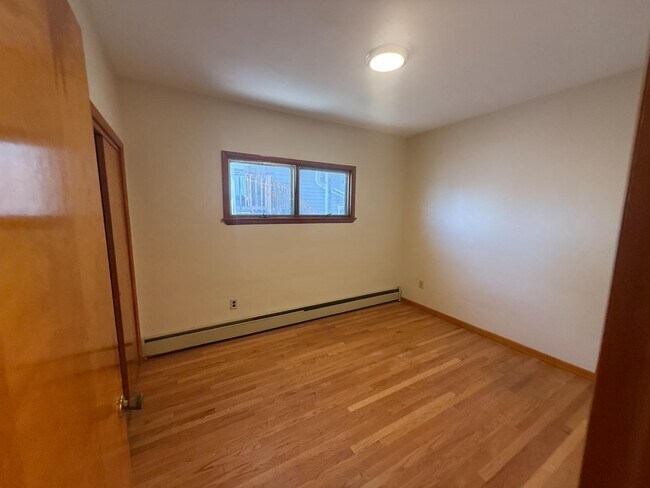 Building Photo - 520 Oak St