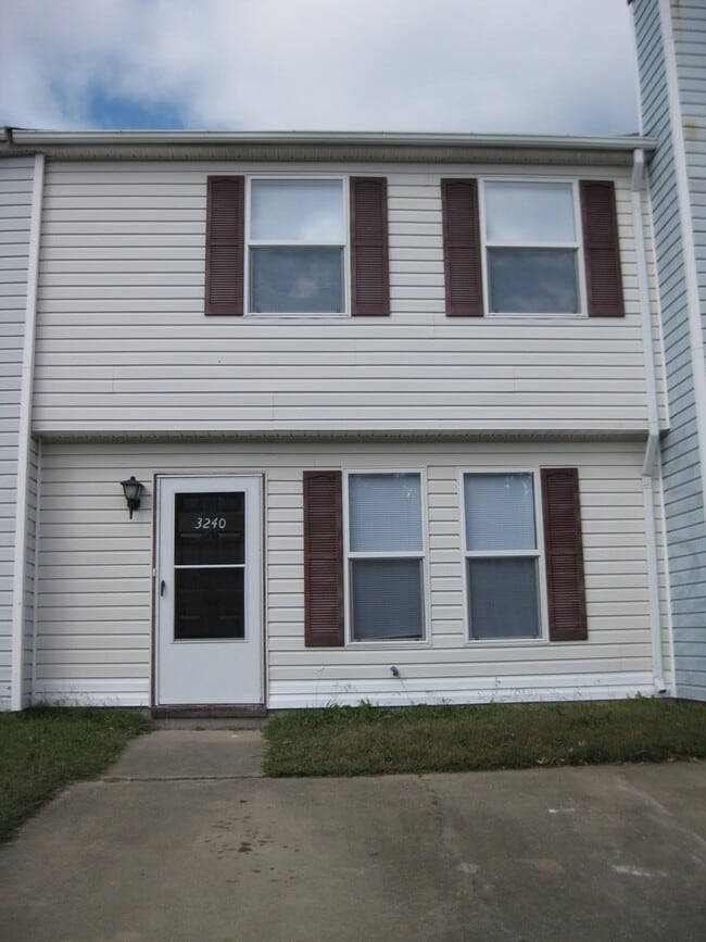 Building Photo - 3240 Clover Rd E