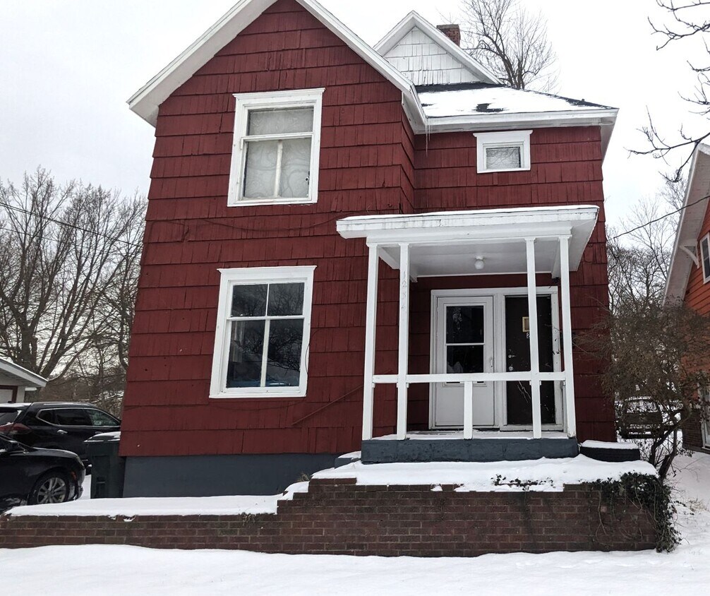 1236 Spring St Unit 1, Muskegon, MI 49442 Room for Rent in Muskegon