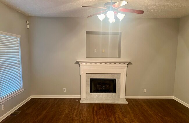 Sala de estar con chimenea de gas - 4929 Indian Summer Dr