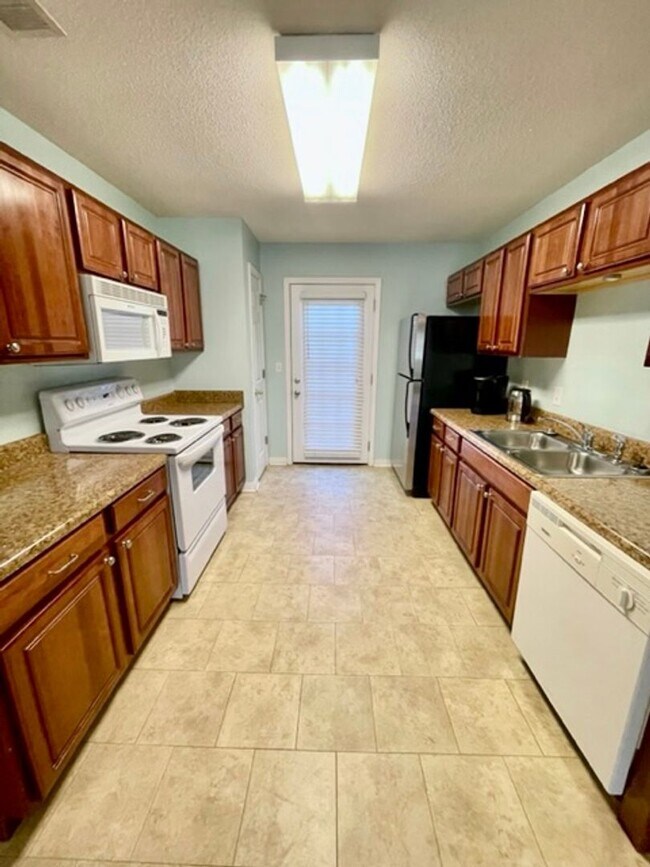 Foto del edificio - Nice 3 Bedroom FWB Townhome For Rent!