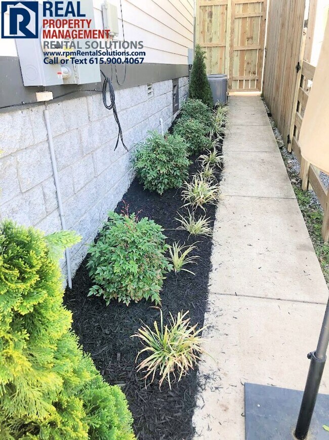 Foto del edificio - OFFERING HALF OFF THE FIRST MONTH'S RENT!!...