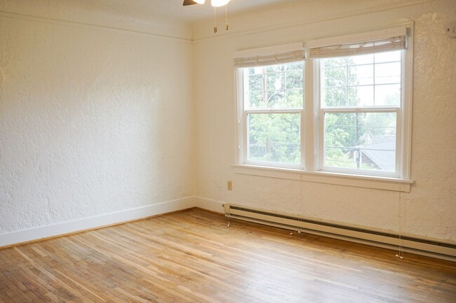 Foto del edificio - John's Landing Charmer: H/W Floors, Close to OHSU, Pet-Friendly!