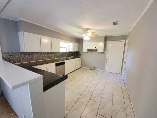 Foto del edificio - Completely remodeled 4 Bedroom and 2 Full ...
