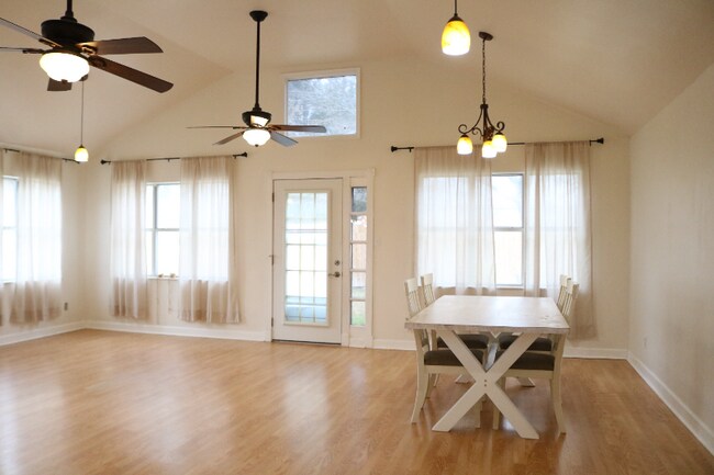 Foto del edificio - 7102 Moat Cove