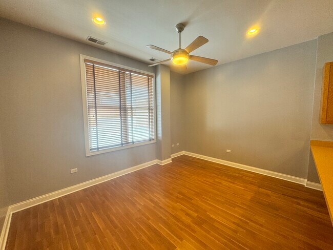 Building Photo - 4814 N Damen Ave