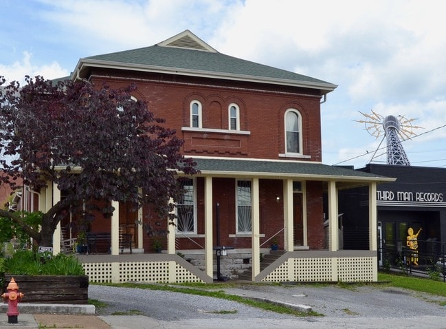 Building Photo - 625 7th Ave S