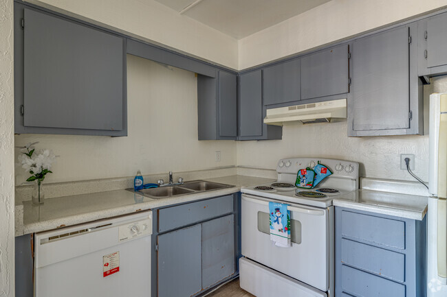 1BR, 1BA - 600SF - Carole Arms Apts