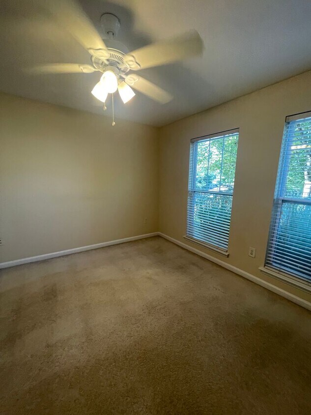Foto del edificio - Two Bedrooms Available in this Three Bedroom Flat, Male Applicants!