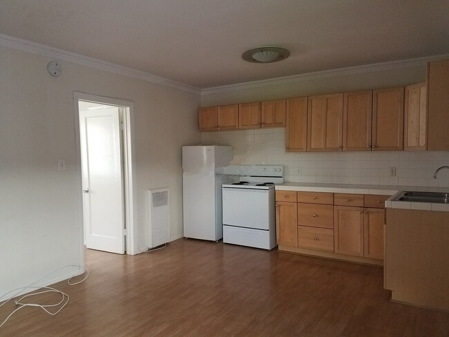 Building Photo - 615 N Rossmore Ave