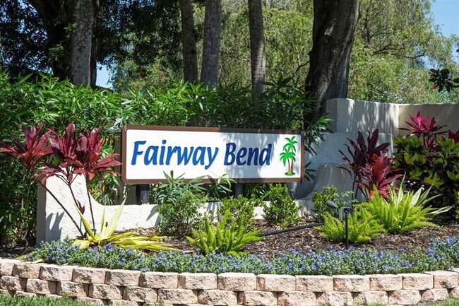 Foto del edificio - 7139 Fairway Bend Ln
