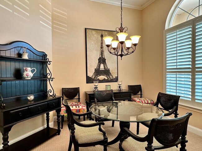 Foto del edificio - Gated Community! Walking Distance to the B...