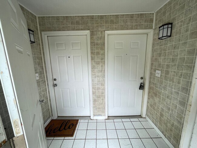 Foto del edificio - 91-93-93 Meadowbrook Dr
