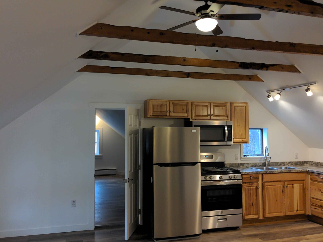 Style G1: 2 bedrooms / 1 bath, historic renovation, exposed beams and vaulted ceilings - 21 Depot St