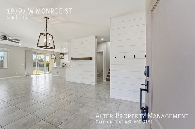 Foto del edificio - 19797 W Monroe St