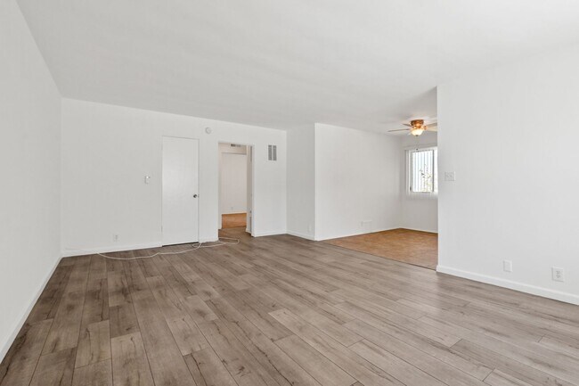 Foto del edificio - 744 S Windsor Blvd