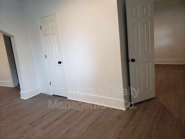 Building Photo - 924 W 37th St