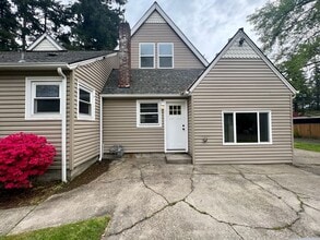 Building Photo - 2500 SE Tarbell Ave