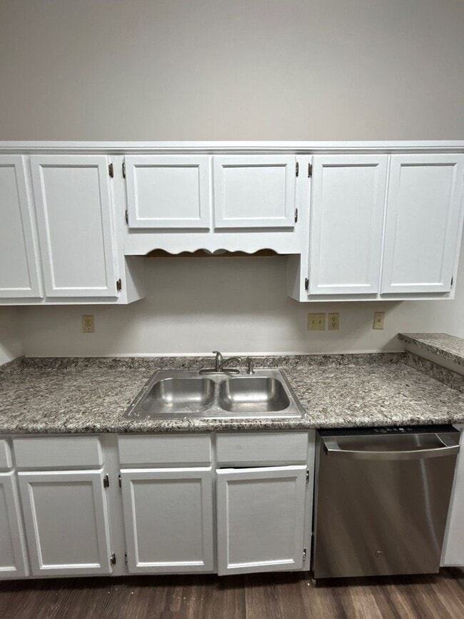 Building Photo - Cozy 3 bedroom/2 Bath townhome with vaulte...