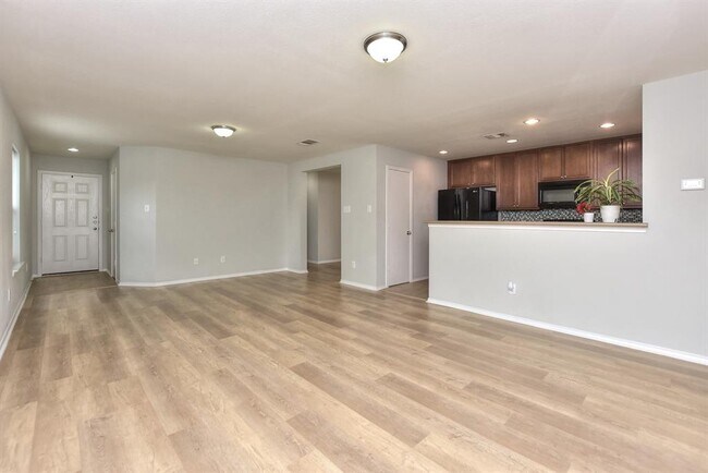 Building Photo - 2206 Weiss Ln