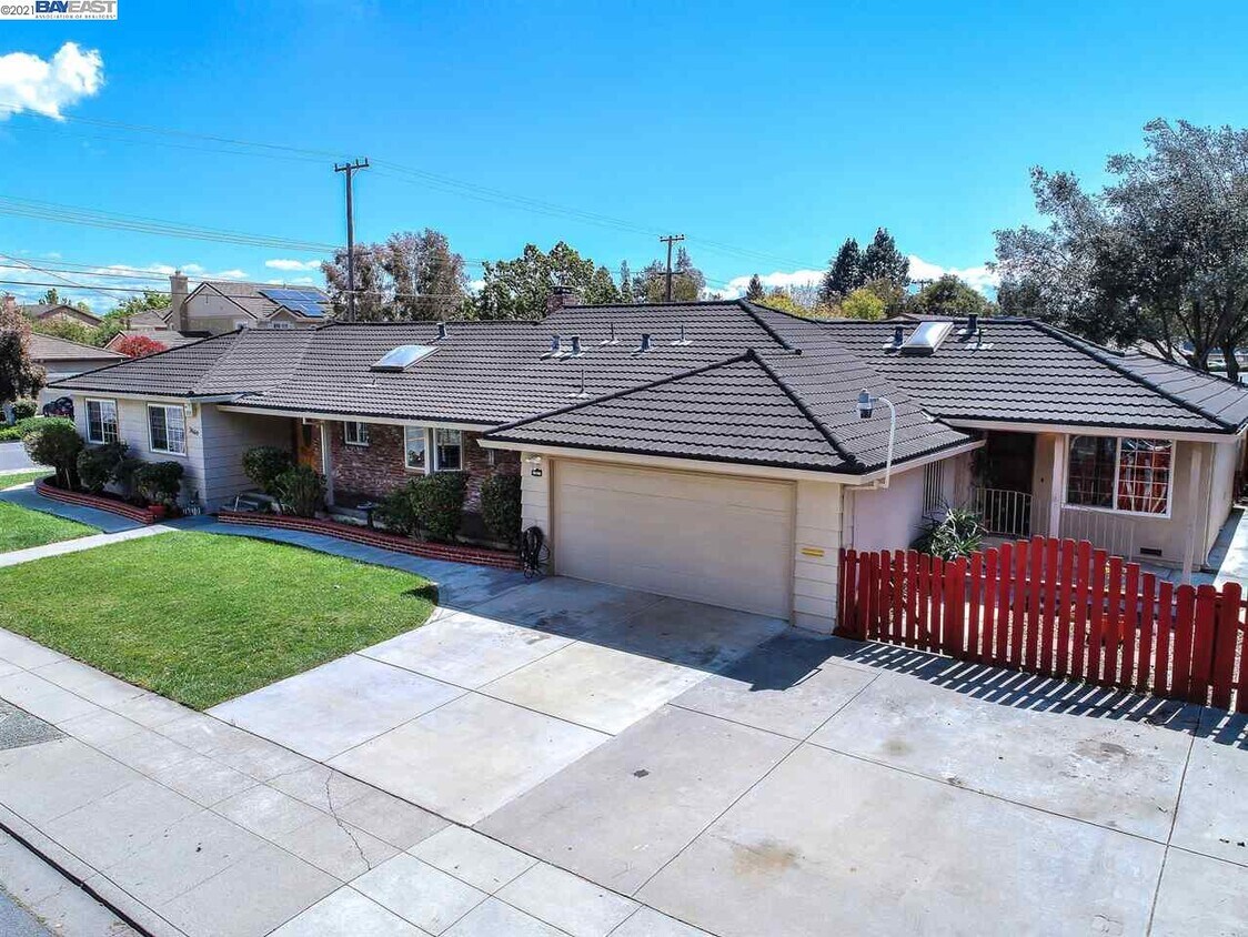 Primary Photo - 38169 Logan Dr