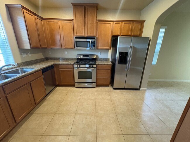 Foto del edificio - Charming 2-Bed, 2.5-Bath home in Roseville