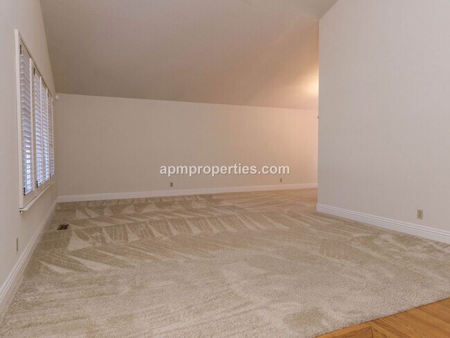 Foto del edificio - Lovely 4 Bedroom, 3 bath, 3-Car Garage, Gr...