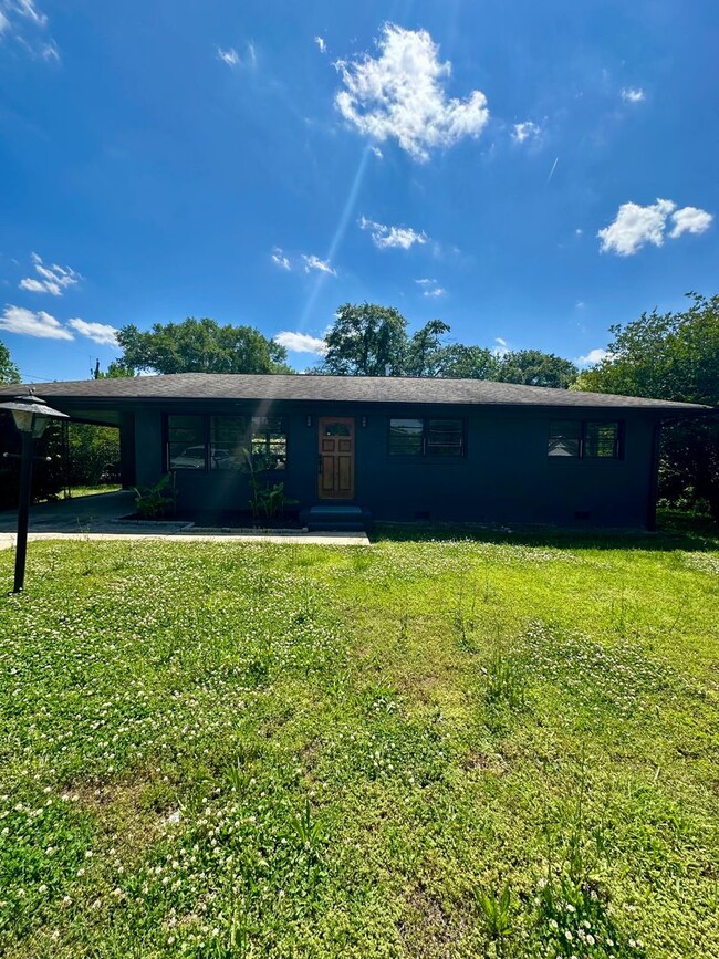 Building Photo - Updated 3 Bedroom House on the Eastside