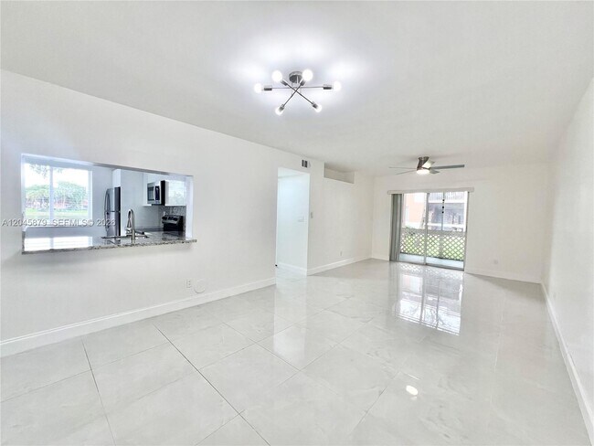 Foto del edificio - 842 NW 92nd Ave