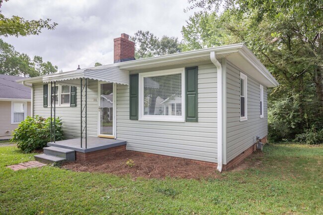 Building Photo - 2 Bedroom 1 Bathroom Home Conveniently Loc...