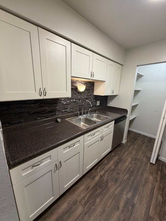 Building Photo - The Mooring, 3 bedroom, 1 bathroom - 2nd floor apartment