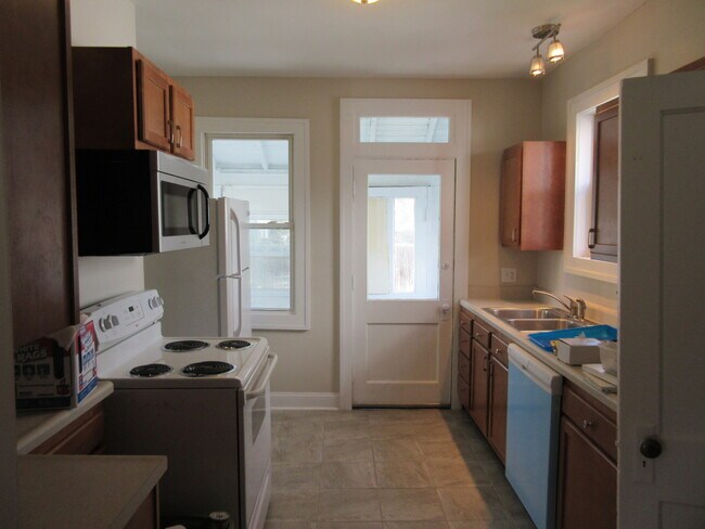 Building Photo - 2409 Deming Ave