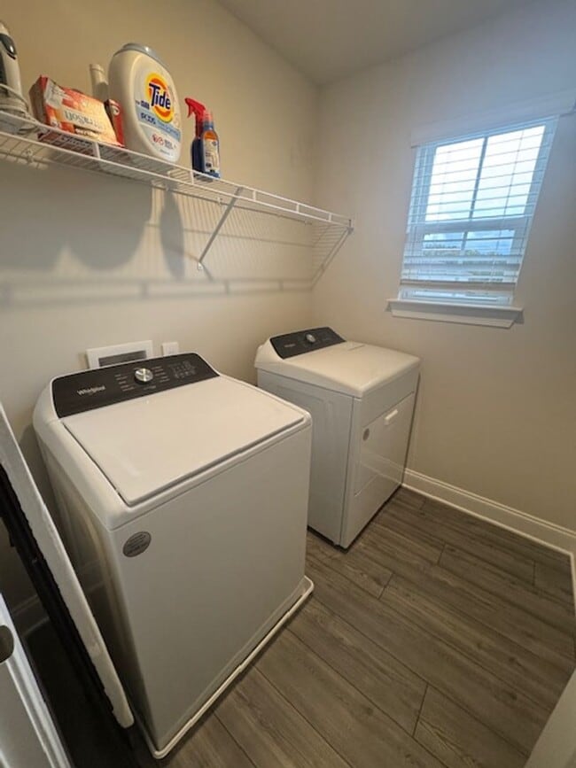 Building Photo - Beautiful newer home with 3 bedrooms, 2.5 ...