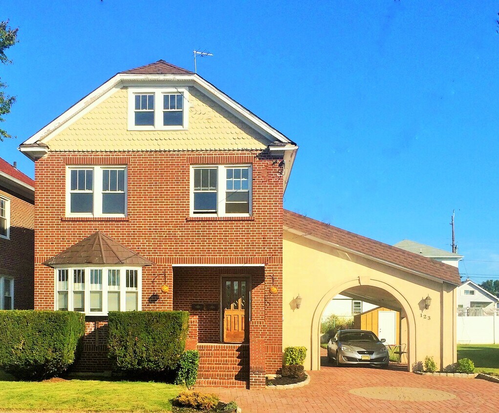 Primary Photo - 123 Larch St