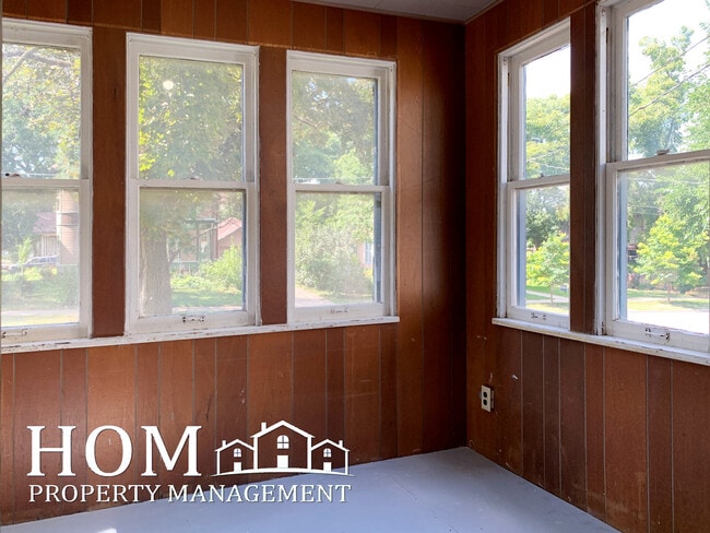 Building Photo - 127 Center St