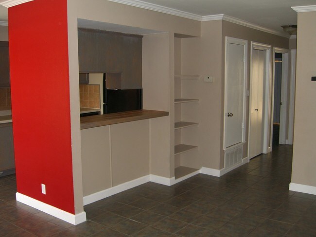 Building Photo - 500 E Riverside Dr