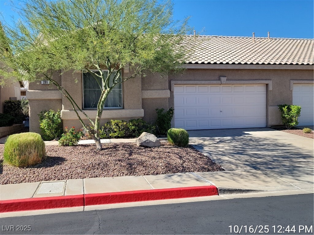 Foto principal - 201 Crown Imperial St