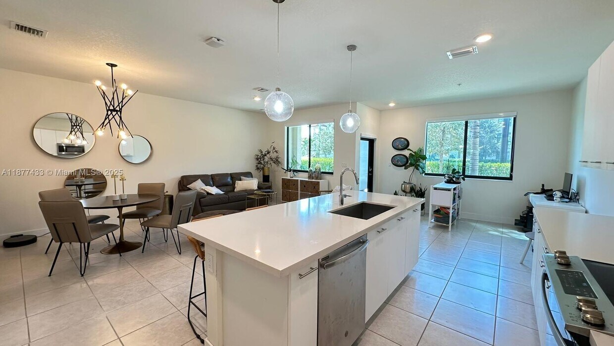 Foto principal - 4640 NW 84th Ave