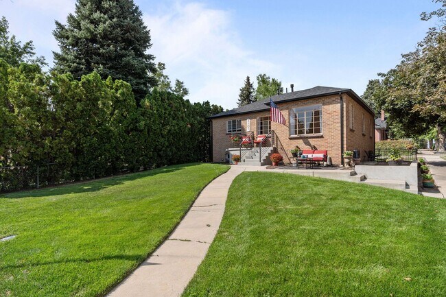 Foto del edificio - Stunning 4 Bed 2 Bath Home across the Stre...