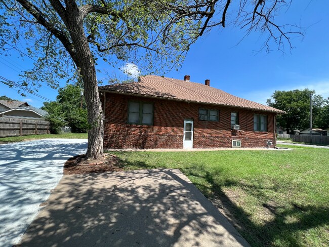 Building Photo - 1734 W 13th St N