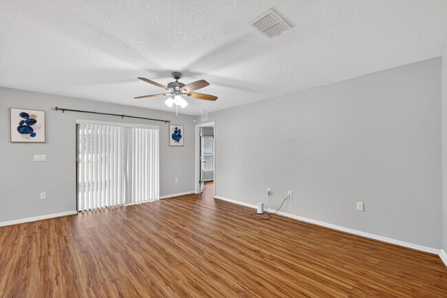 Foto del edificio - Available June 15th! 3BR Home in Tavares with Huge Backyard
