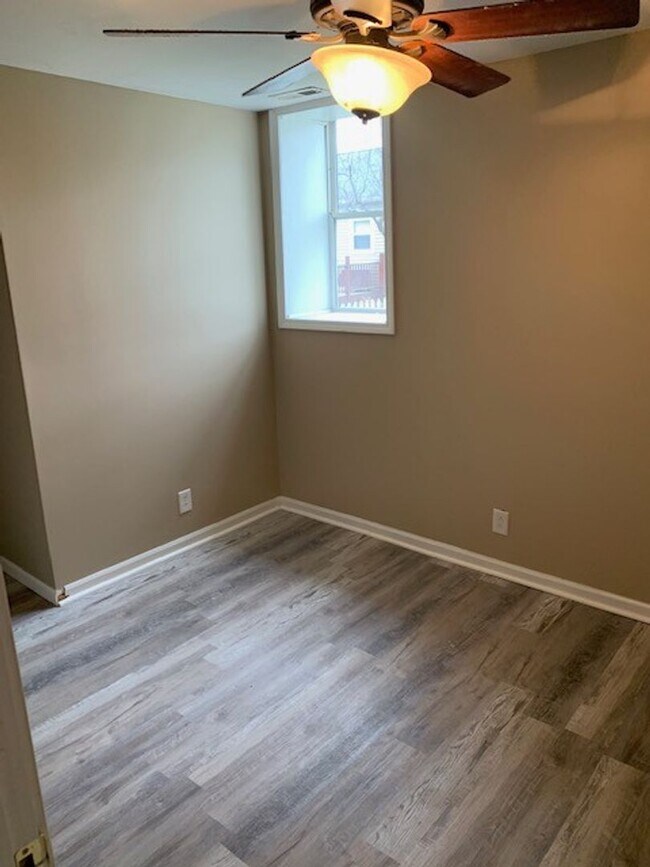 Foto del edificio - Two bedroom with oversize attached garage