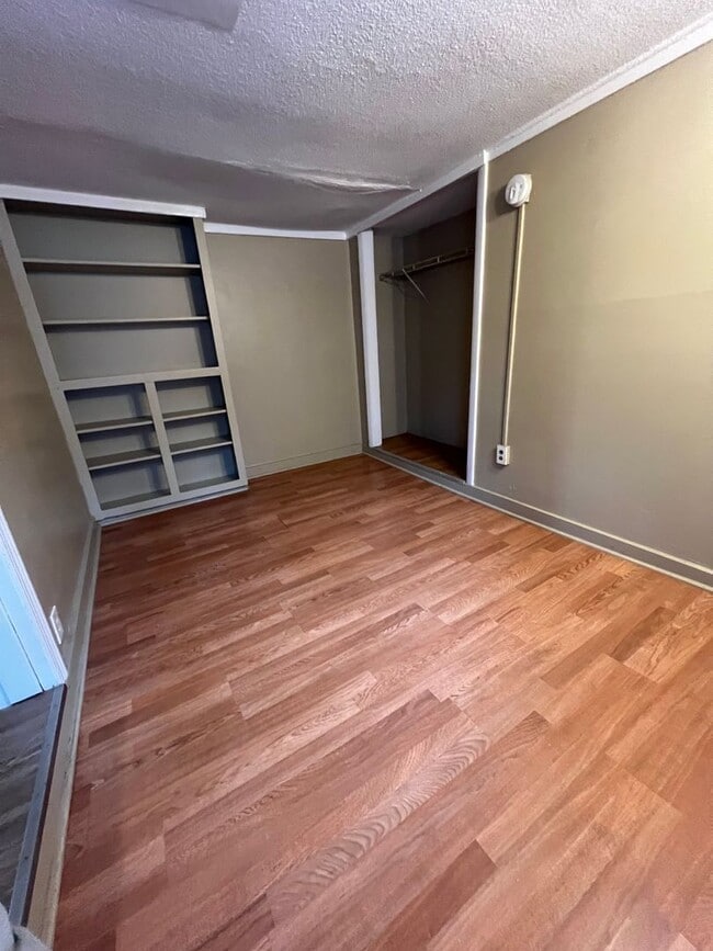 Building Photo - 16 Western Ave