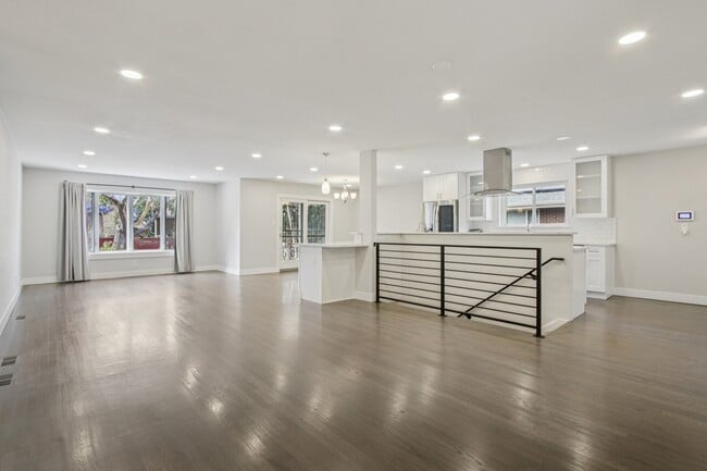 Building Photo - 6660 E Nevada Pl