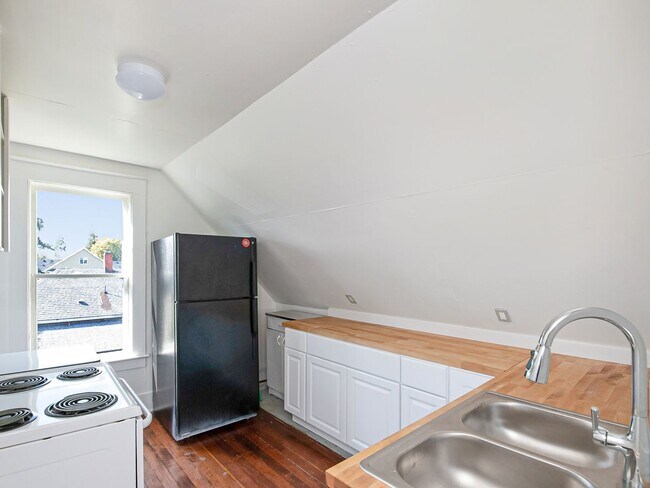 Building Photo - 5265 NE 14th Pl