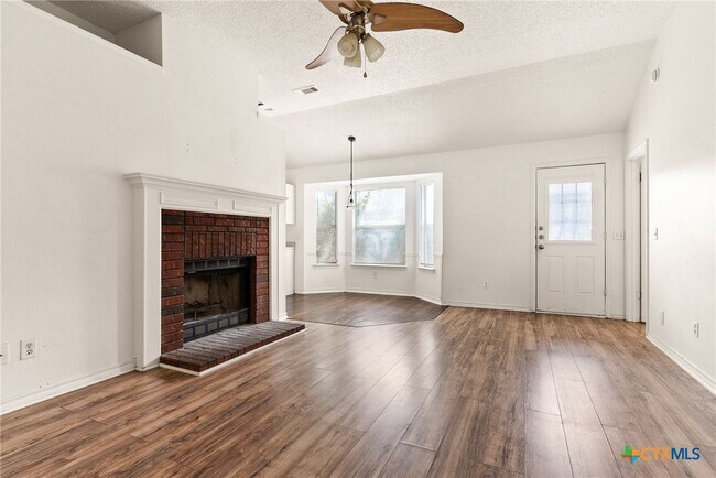 Foto del edificio - 2702 Hemlock Dr