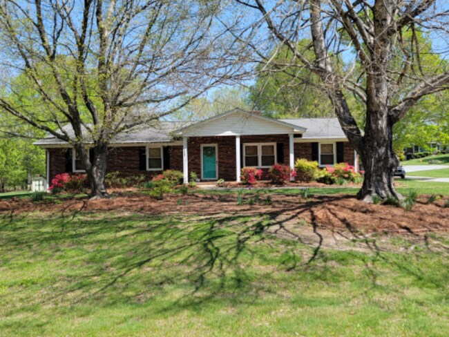 Building Photo - 1145 Quail Hollow Rd