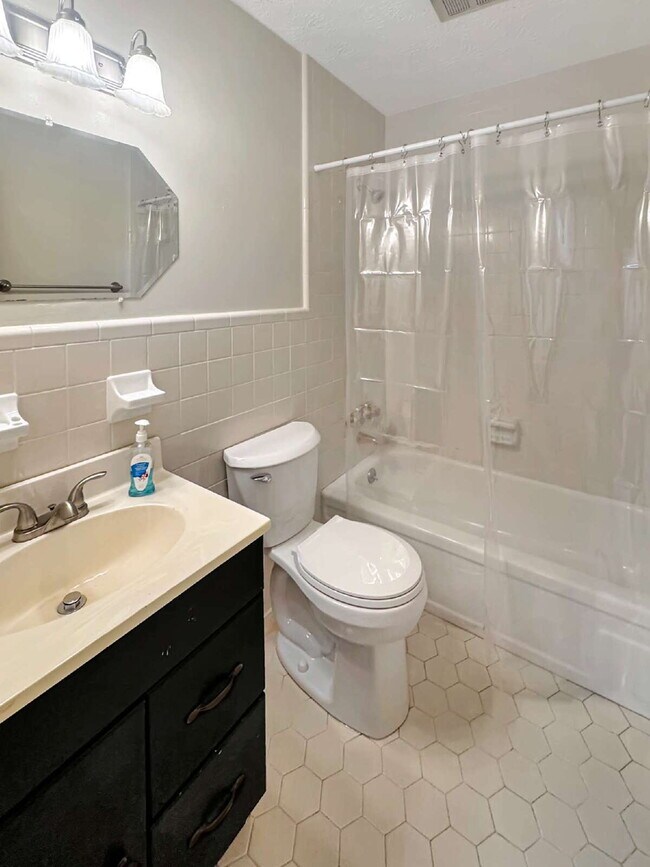 Foto del edificio - Updated 2BR End-Unit Condo | Pool Community | Minutes to Downtown Gainesville